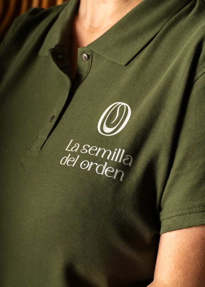 Primer plano de una camiseta con el logo "La semilla del Orden"
